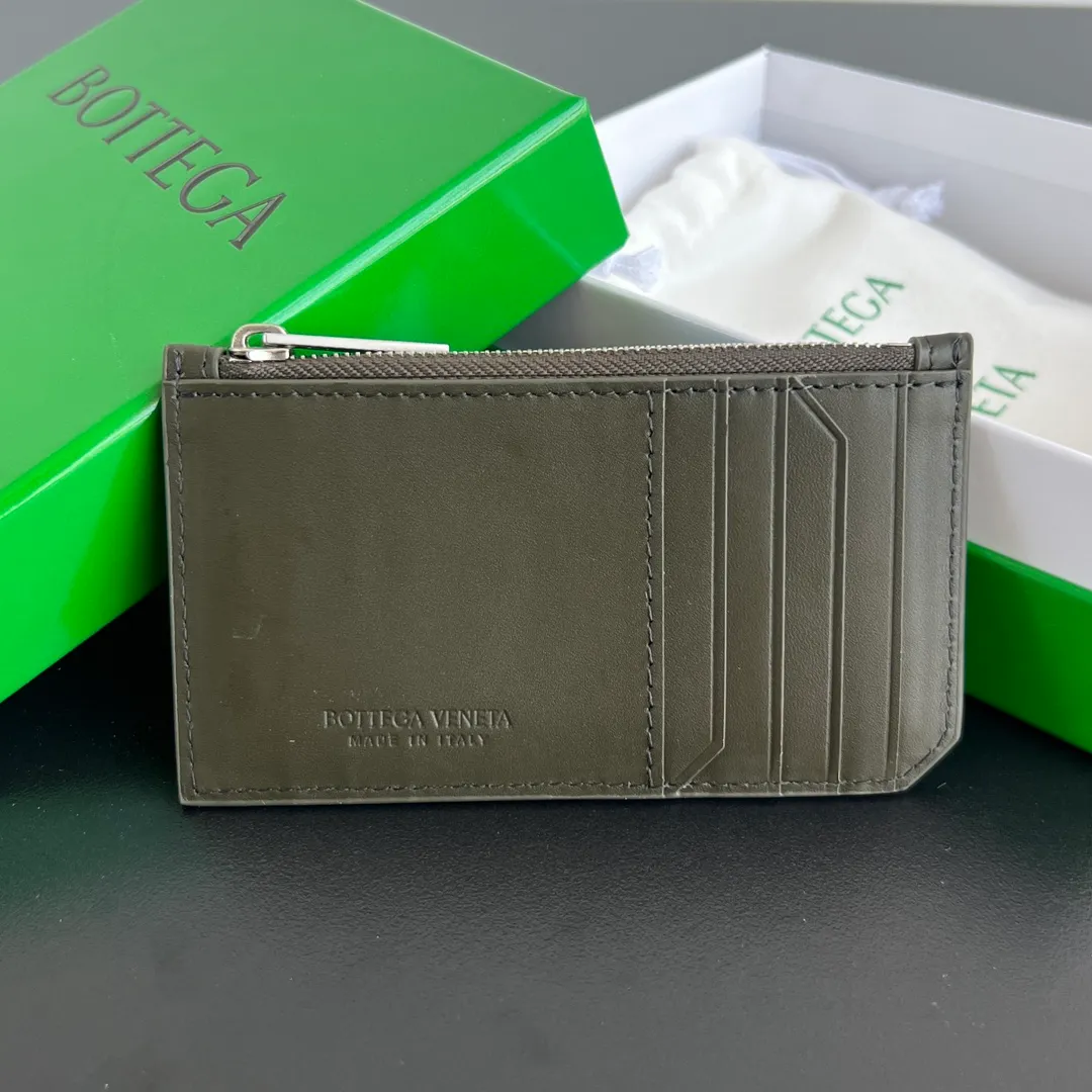 BV’s new 805827 vertical zipper card holder 🎈 The classic small woven work that I miss 0.7 is back. It’s really very design-friendly. The calfskin texture is high-end. It’s carefully designed with five card slots and a central compartment. You can also put cash in for daily use. You deserve to have such an thoughtful design. Size: 12*7*0.5 layers cm P540